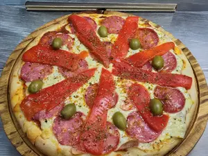 Pizza con calabresa con morrón