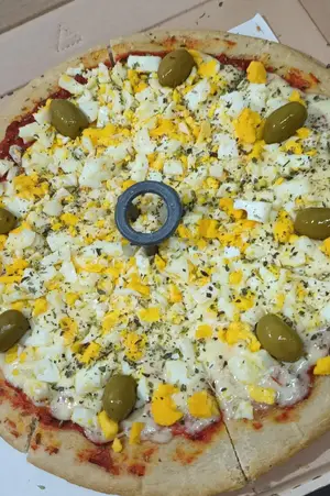Pizza con huevo duro
