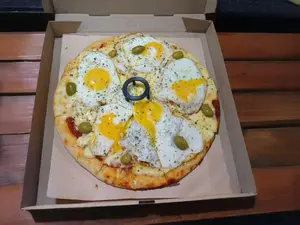 Pizza con huevo frito