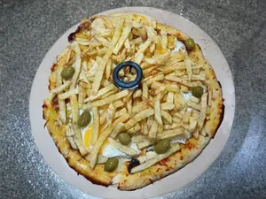 Pizza con huevo frito y papas