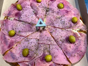 Pizza con jamón