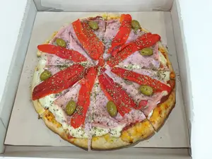 Pizza con jamón y morrón