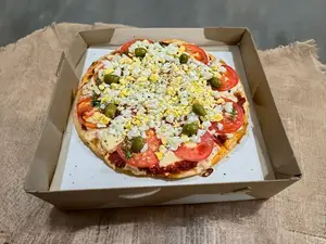 Pizza napolitana con huevo duro