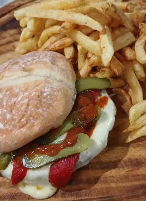 Un fuego burger con fritas