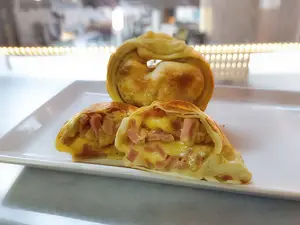Empanada de jamón y queso