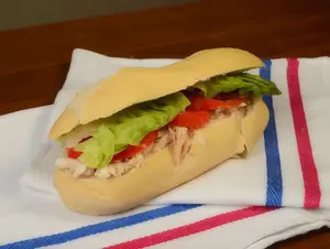 Sán de pollo c/ lechu y tomate