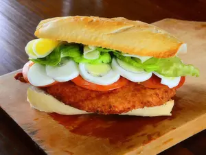 Sán de suprema con le y tomate