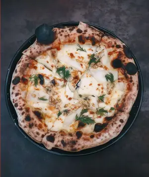 Pizza con roquefort y peras