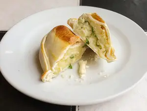 Empanada Queso Y Cebolla