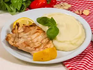 Menú - muslo grille con pure de papa