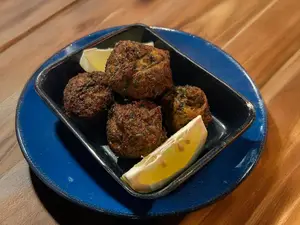 Buñuelos de acelga c/alioli