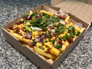 Papas cheddar panceta y verdeo