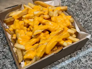 Papas fritas con cheddar