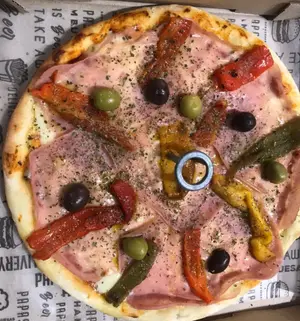 Pizza muzzare. jamon y morron