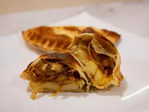 Empanada De Cebolla Y Queso