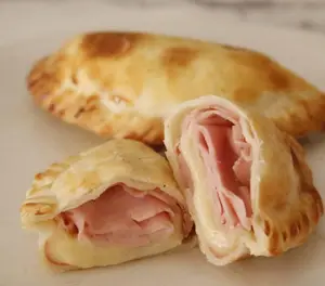 Empanada De Jamón Y Queso