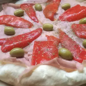 Pizza Con Jamón Y Morrones