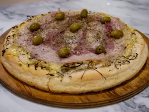 Pizza De Fugazzeta Y Panceta