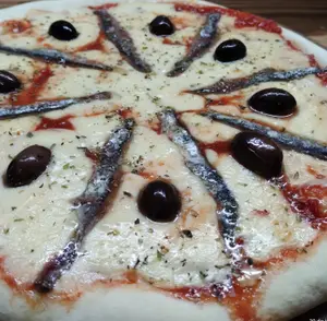 Pizza De Muzza Y Anchoas