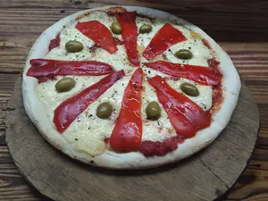 Pizza De Muzza Y Morrones
