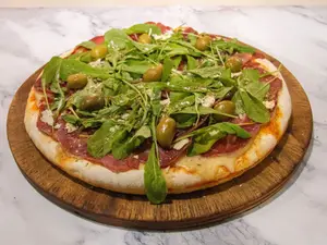 Pizza Jamon Crudo Y Rucula
