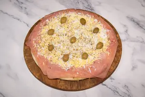 Pizza jamon provolone y huevo
