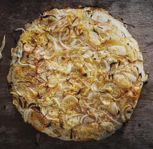 Pizza fugazzeta con jamón