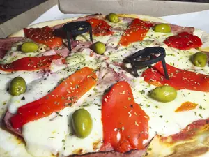 Pizza jamón y morrones