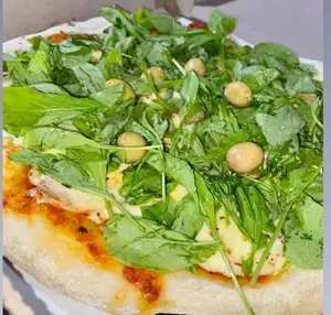 Pizza rúcula y jamón crudo