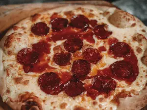 8p pepperoni con miel picante