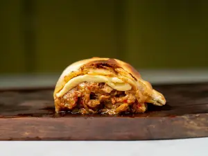 Empanada vacío y provoleta