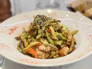 Wok de pollo y lomo