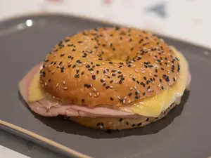 Bagel de jamón y queso