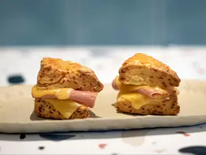 Scon de queso relleno de jamón y queso