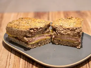 Tostado keto de jamón y queso