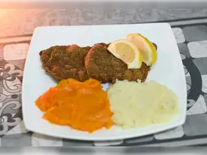 Hb Milanesas de carne con pure mixto
