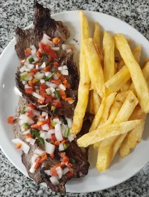 Carne A La Criolla Con Fritas