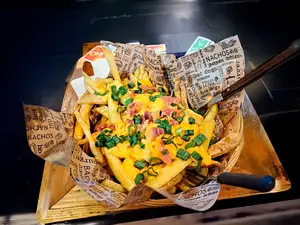 Papas con cheddar y panceta