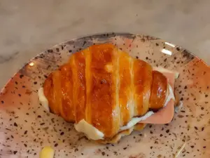 Croissant de jamon y queso