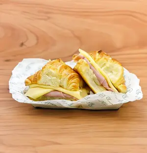 Medialuna con jamon y queso