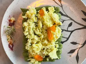 Tostón palta y huevo revuelto
