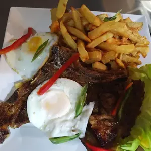 Bife de caballo con guarnición