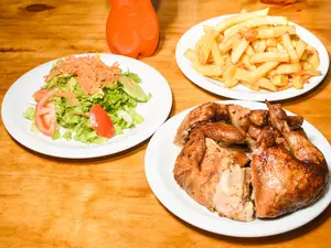 Pollo entero con papas fritas y ensalada