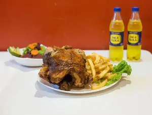 1/2 pollo + papas + ensalada