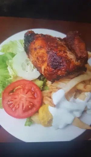 1/4 pollo + fritas + ensalada