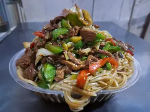 Tallarín chifa con carne