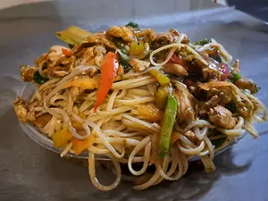 Tallarín chifa con pollo