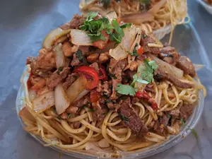 Tallarín salteado mixto