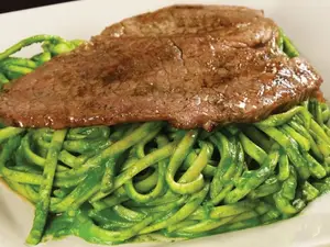 Tallarines Verdes Con Bisteck