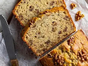 Porción de budín de banana y nuez